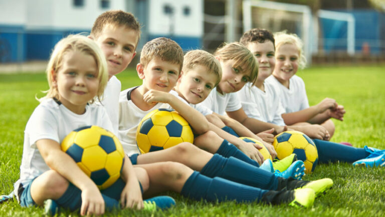 Jak wybrać ubezpieczenie dla dziecka na obóz sportowy?