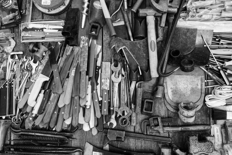 Podstawowe narzędzia elektryka: Niezbędnik dla profesjonalistów i majsterkowiczów